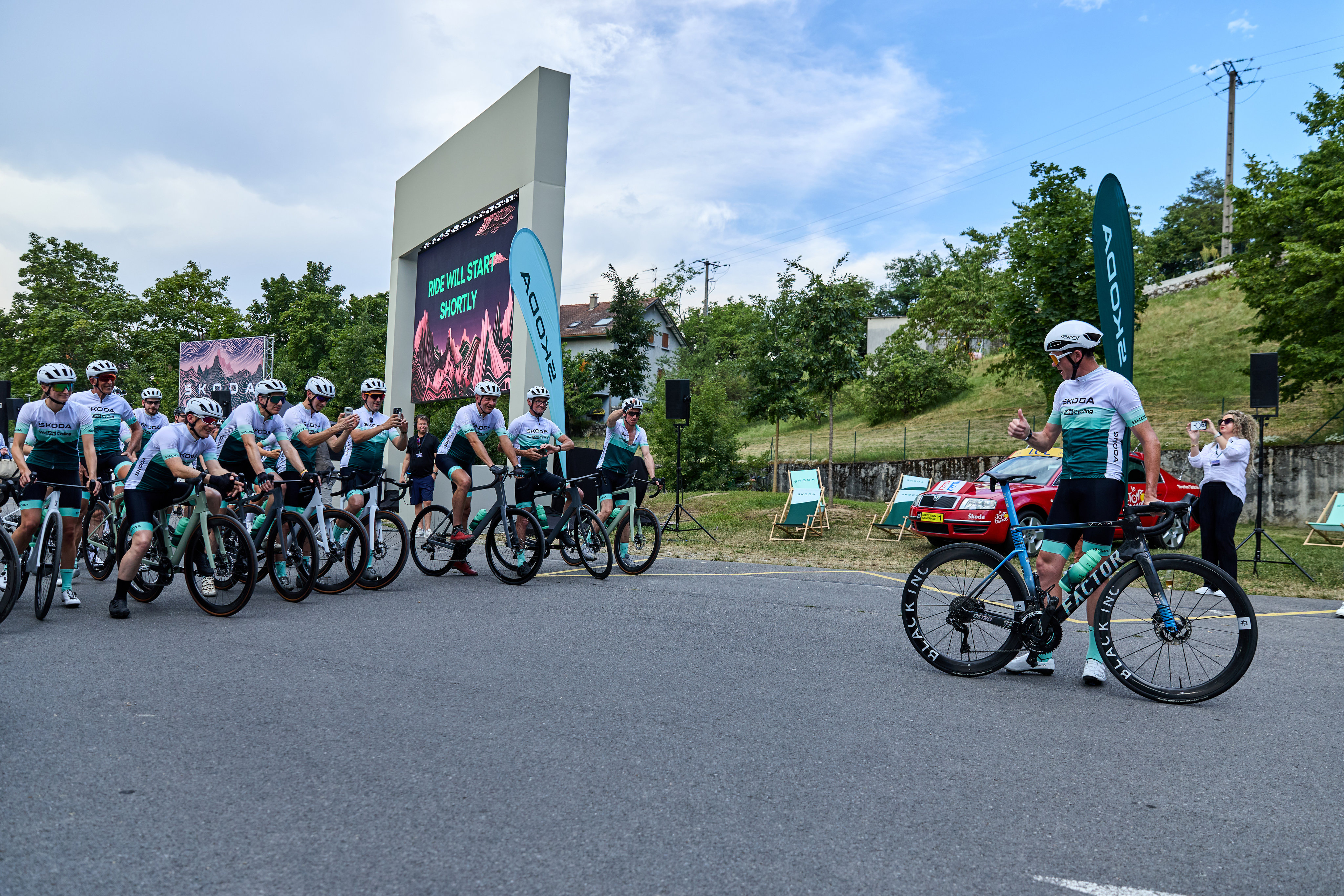 Škoda’s new cycling ambassador, Chris Froome, leads a group of daredevils who have decided to ride their bikes to the unveiling of the new model.