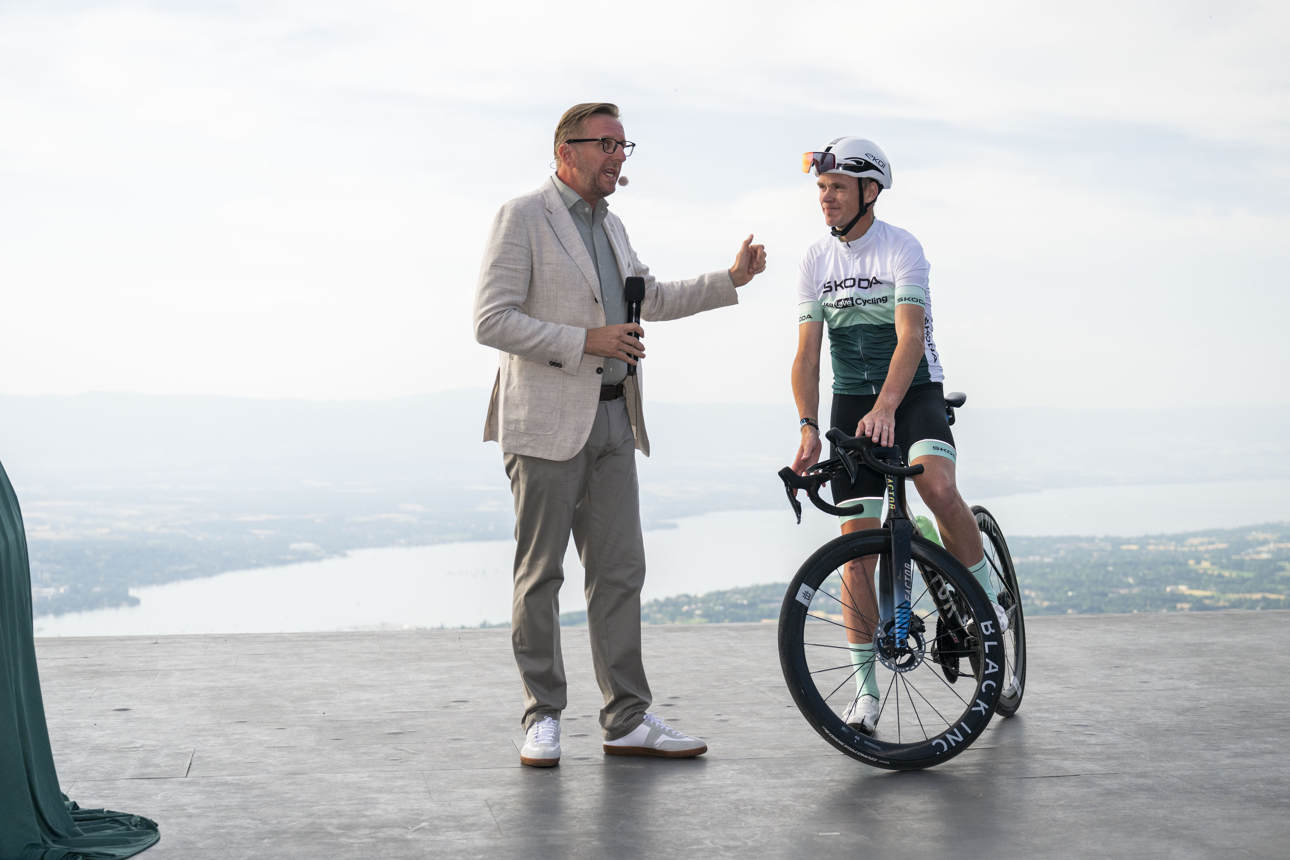 Škoda’s new cycling ambassador, Chris Froome, leads a group of daredevils who have decided to ride their bikes to the unveiling of the new model.