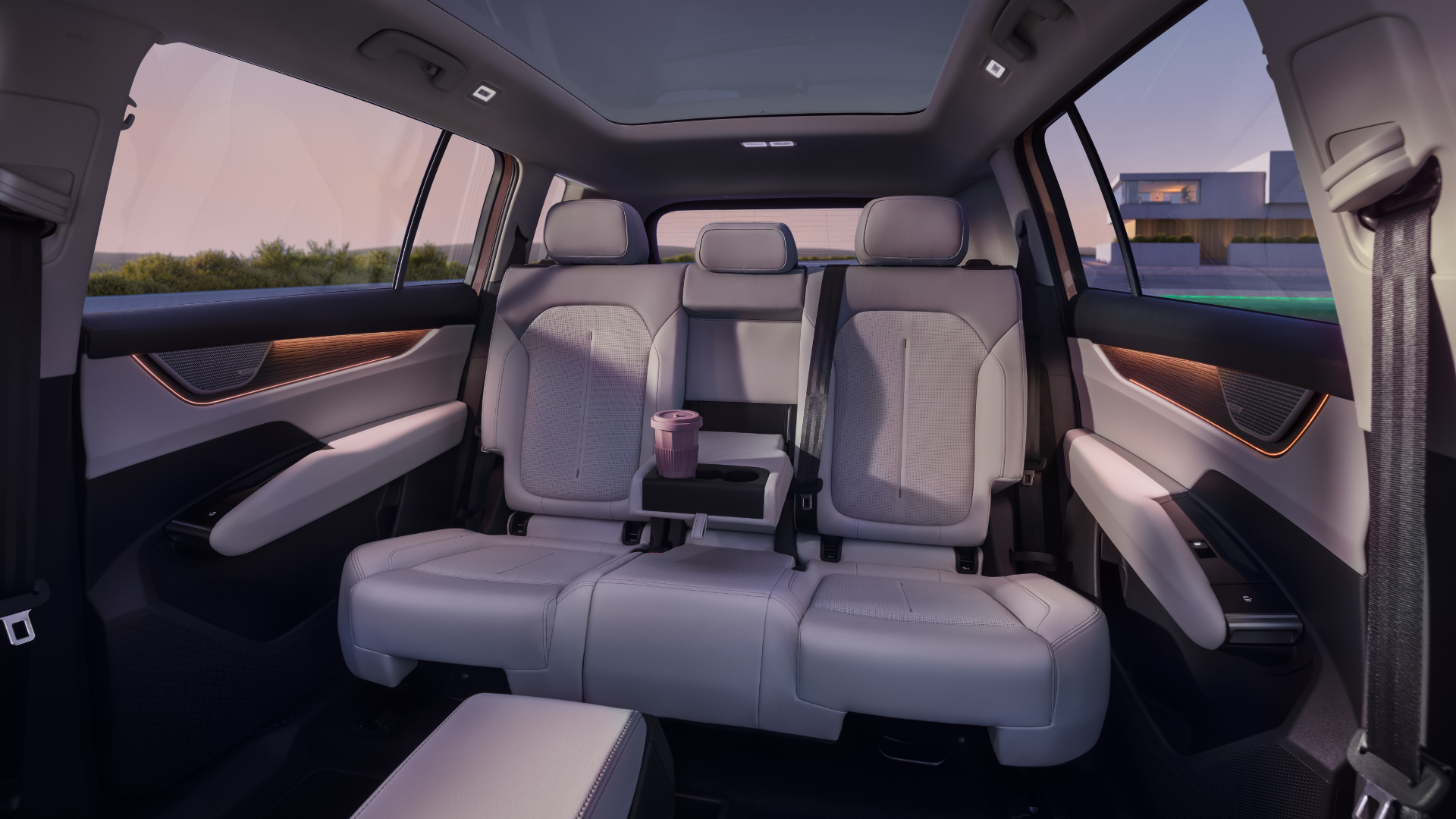 Thanks to a wheelbase of 2,965 mm and its versatility, both the second and third rows of seats offer passengers plenty of space