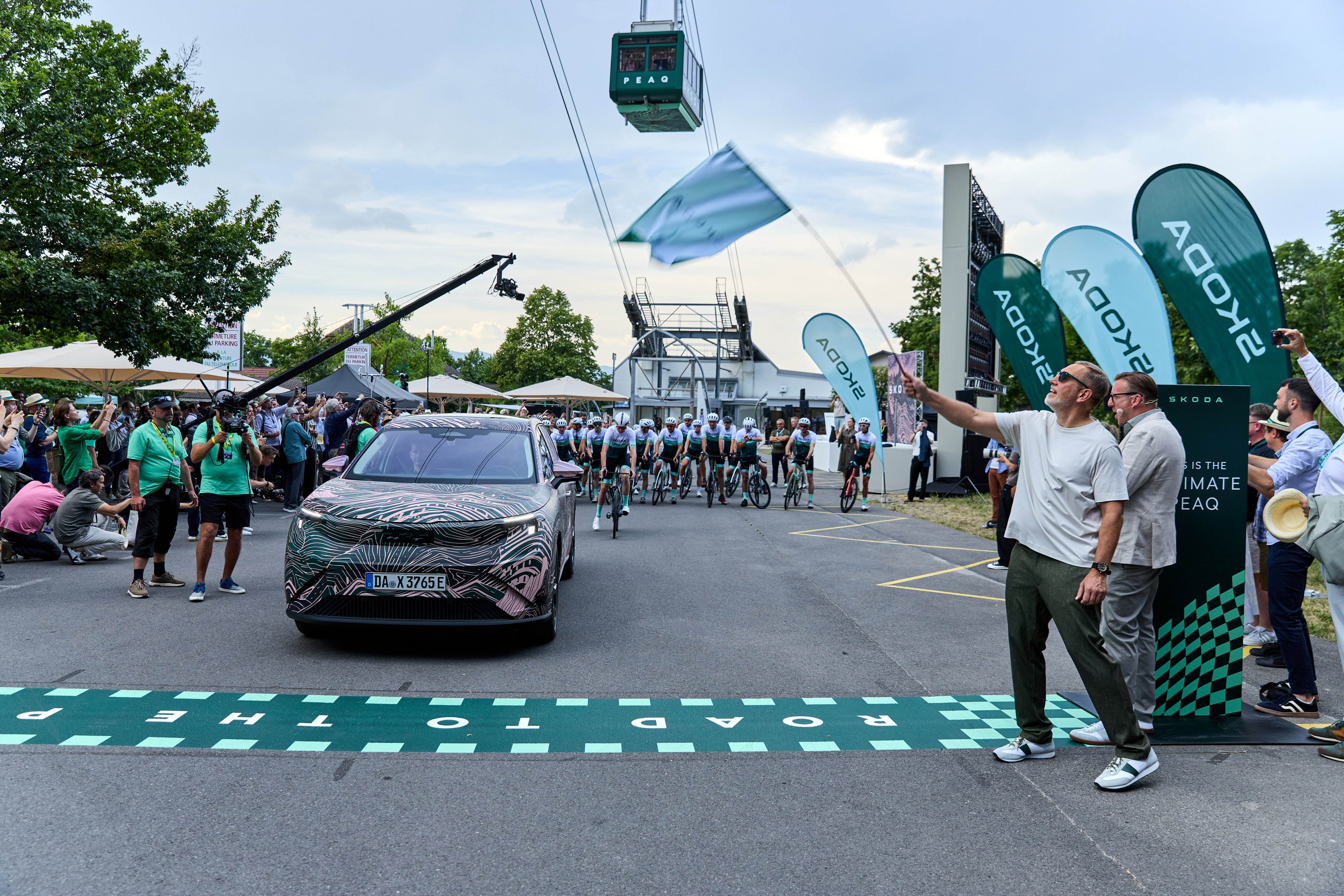 Škoda’s new cycling ambassador, Chris Froome, leads a group of daredevils who have decided to ride their bikes to the unveiling of the new model.