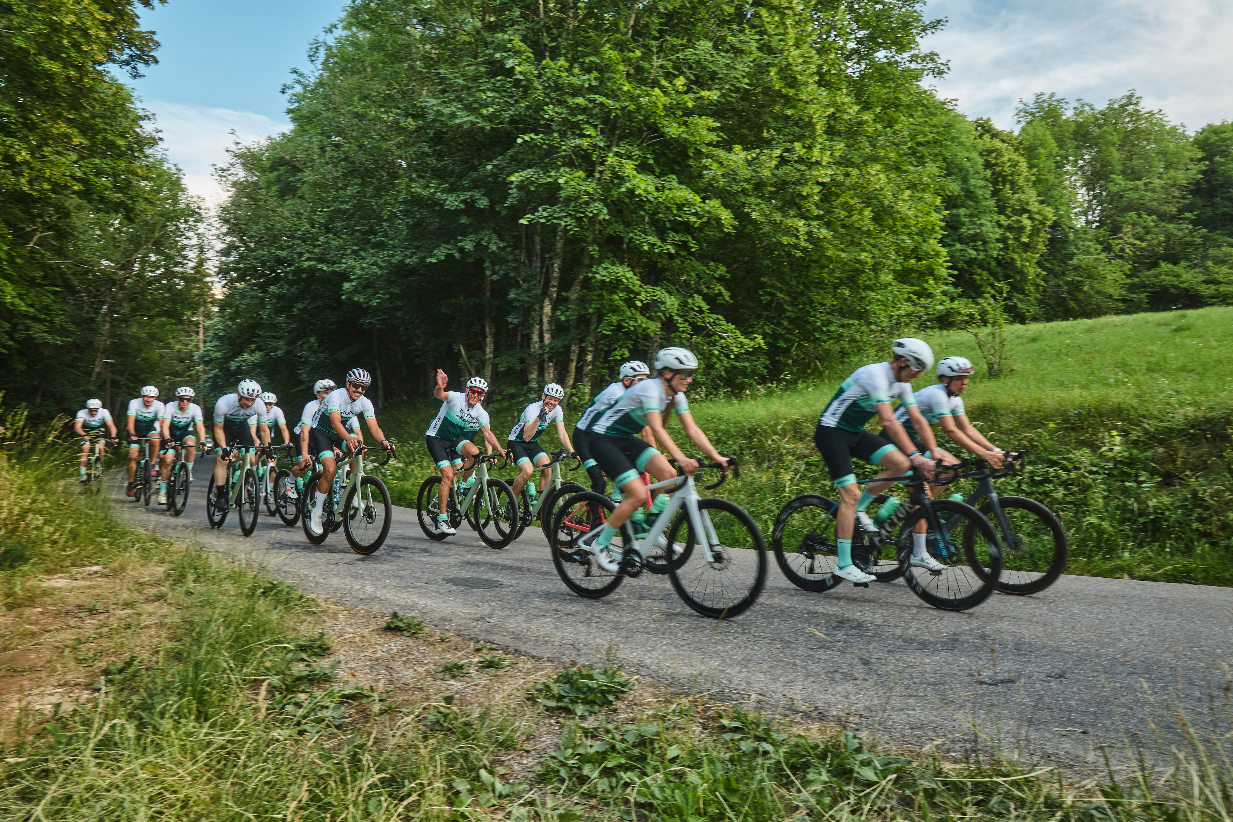 Škoda’s new cycling ambassador, Chris Froome, leads a group of daredevils who have decided to ride their bikes to the unveiling of the new model.
