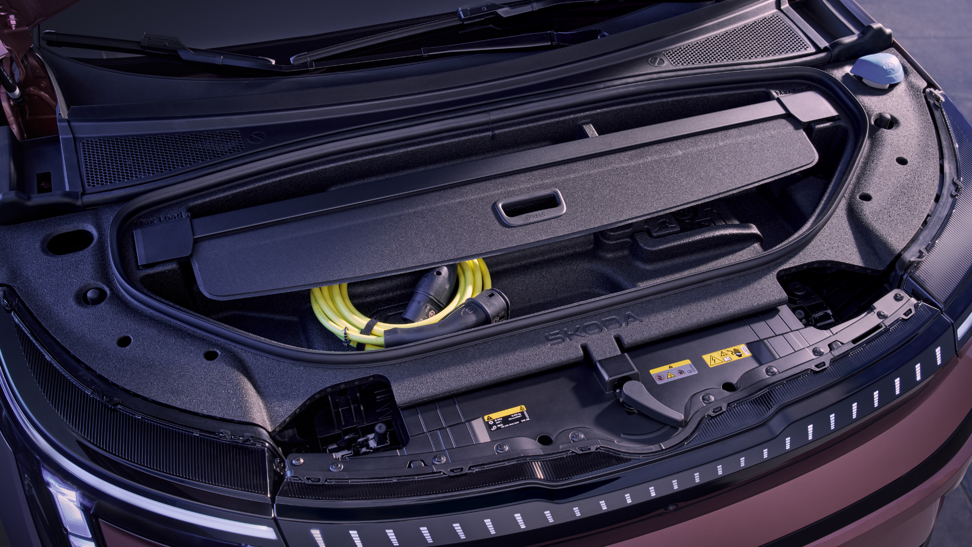 Under the front hood of the Peaq model is a 37-liter storage compartment